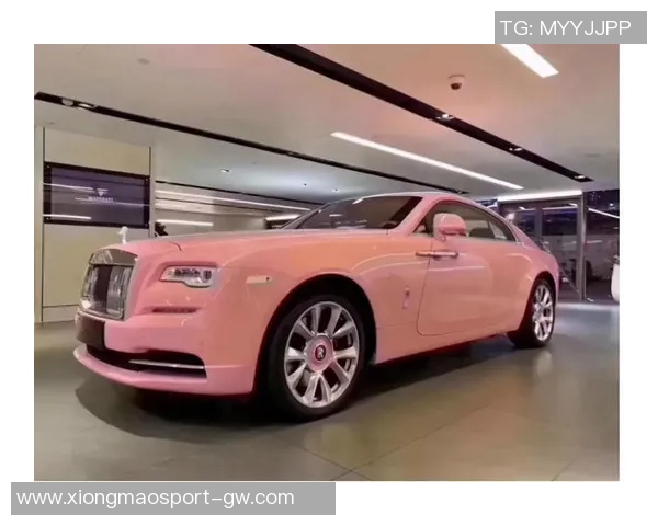 WNBA球星里斯炫耀新座驾芭比粉色与星空顶的完美结合